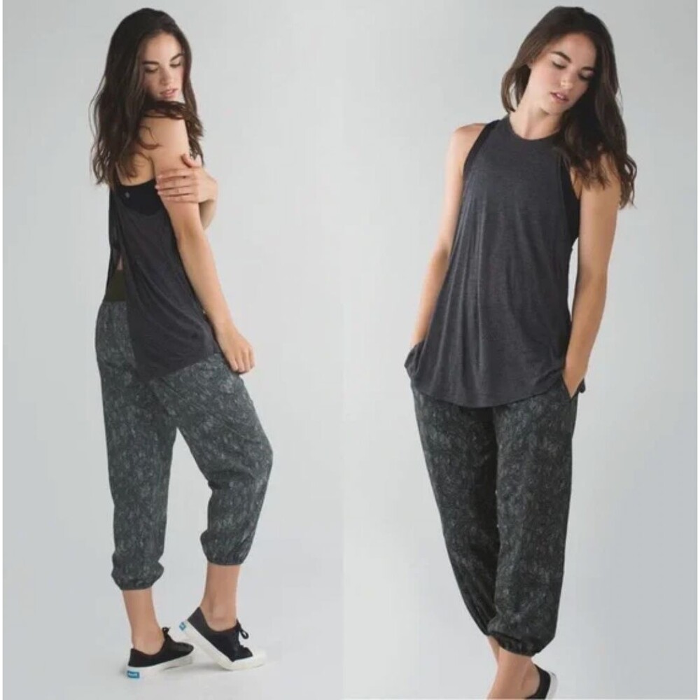 Lululemon Om Pant Jazzy White Gator Green Size 4 EUC High Rise Jogger Bottom